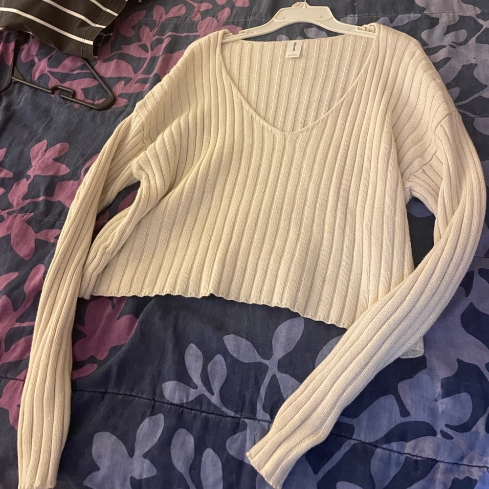 Super cute white long sleeve top